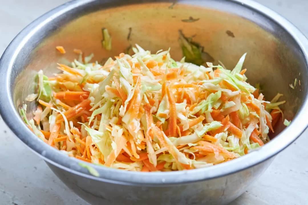 Surówka z białej kapusty jak z restauracji? Oto sekret!