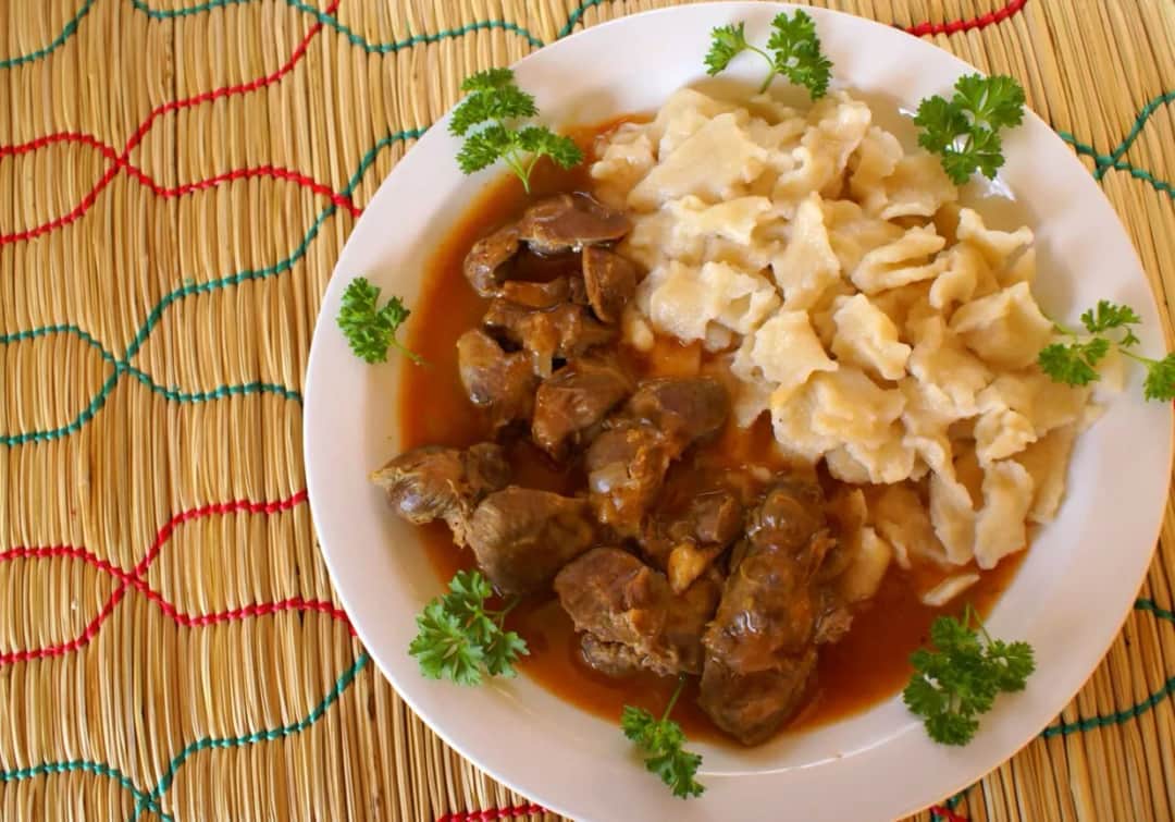 Jak zrobić miękki gulasz z żołądków drobiowych? Sprawdzony przepis