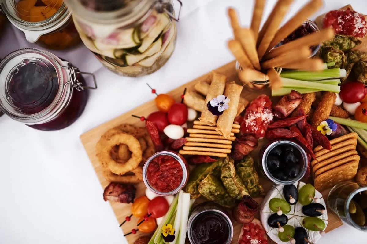 Przekąski do prosecco: Odkryj idealne połączenia i deski smaków!