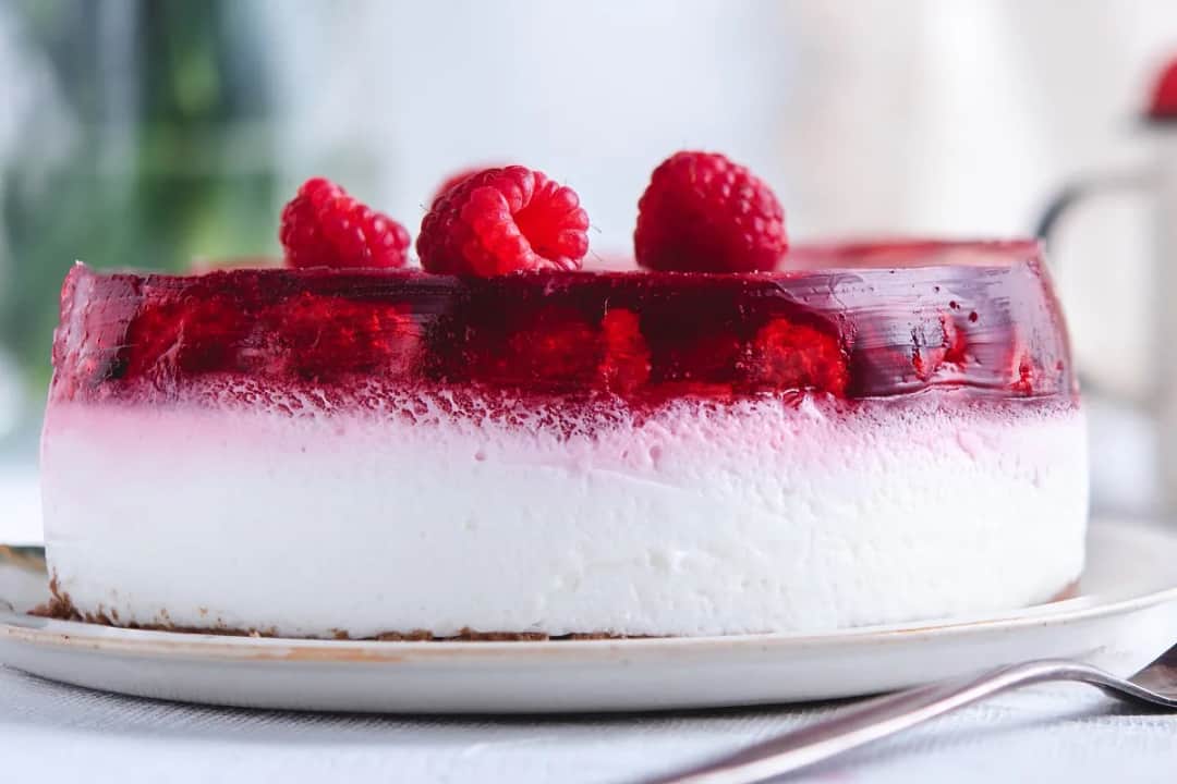 Sernik na zimno z galaretką: Ile ma kalorii i jak zrobić go fit?