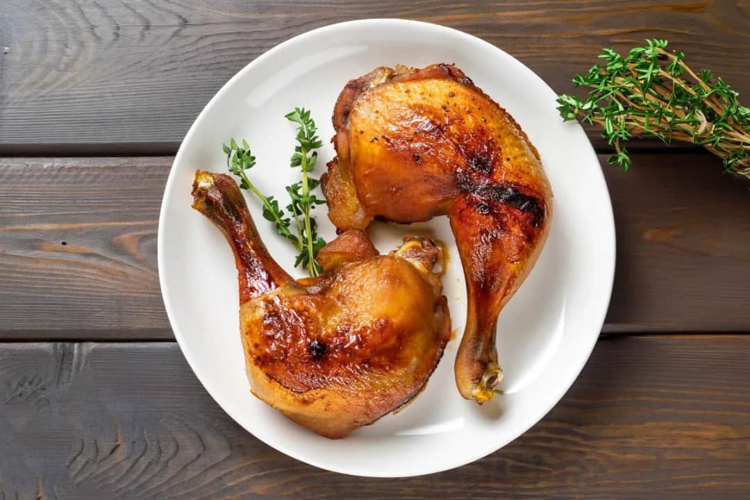 Jak upiec udka z kurczaka w naczyniu? Temperatura i czas